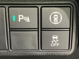 駐車時のサポートや車両の安全機能に関するスイッチがまとまり、必要な機能を手元から選べます。点灯表示も確認しやすく、日常の運転を支える操作部です。