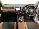 車内は光触媒抗菌消臭施工済です。インパネ周りはスタイリッシュなデザインです。グローブボックスやカップホルダーのほかにトレーなどたくさんの収納スペースが付いています。