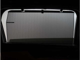 【ロールシェード】日差しや車外からの光が眩しいときにサッと引き出して使えるロール格納タイプのサンシェードを装備。後席に乗ったお子様がウトウトしだした時など、是非ご活用ください。