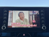 テレビ番組を画面で楽しめる装備です。停車中の待ち時間に映像を視聴でき、移動の合間も車内で過ごす時間を有効に活用できます。操作項目も画面周辺にまとまっています。