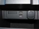 【充電用ポート】2口装備。スマートフォンなどを2台同時に充電でき、移動中のバッテリー切れ対策に便利です。家族や友人とのお出かけ、長距離ドライブで活躍します。