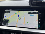 【スマートフォンインターフェース搭載】スマホと連動し地図や音楽の設定が可能。MMIナビゲーションでは、高解像度カラーディスプレイに、Bluetooth接続によるハンズフリー通話機能を搭載しております。