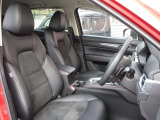 正しい姿勢で運転できるように体幹の腰部をしっかりささえるようデザインされているシートです。素材、シート形状を研究することでフィット感を高めつつ、優れた快適性を実現しています。