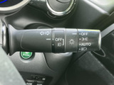 レバー周辺に各種表示があり、点灯設定を確認しながら扱えます。運転席から手の届きやすい位置にまとまり、日々の乗車時にも操作箇所を把握しやすい配置です。