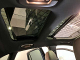 パノラミックスライディングルーフで明るい車内をお楽しみいただけます。100%UVカットですので日差しの強い日も安心です。