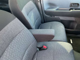 フロントシートにはセンターアームレスト付き、長時間の運転で疲れた腕を乗せてください。