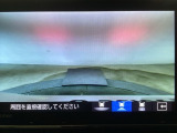 【バックカメラ】運転が苦手な方も車庫入れラクラクです!ギアをリバースに入れれば自動的に切り換わりますので、面倒な操作は不要です♪狭い駐車場もお車を傷つけず安心ですね!