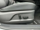 運転席シートはパワーシートになっています!シートの上下とリクライニングを細かく調整して、運転しやすいシートポジションにしていただくことができますね!