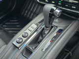 手に馴染むシフトノブで扱いやすく、快適な運転を支えます。