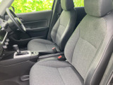 前席は身体を受け止める形状のシートで、運転席から助手席まで落ち着いた室内空間です。窓からの見通しも感じられ、移動中も同乗者と過ごしやすい雰囲気に仕上がっています。