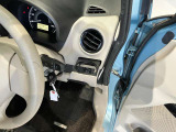 運転席側前部にドリンクホルダーあります♪運転中でも手が届きやすい位置にあって使い易いです♪