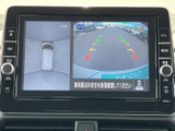 車両周辺と上方から見た映像を画面で確認でき、駐車時の周囲確認に役立ちます。目安となるガイド表示も備わり、狭い場所での取り回しを助けてくれる装備です。