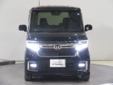 ハロゲンより明るく、より遠くまでさらなる安心感のあるLEDヘッドライトを採用。点灯忘れも防止できるオートライトコントロール機構付きです。
