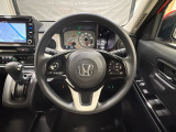 ハンドルにHondaセンシング系のクルーズコントロールやレーンキープアシストなどのスイッチと、オーディオの操作スイッチが装備されています。ハンドルから手を離さず安全に操作できます。