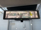 スマートルームミラーは、車両後方に設置されたカメラの映像を、ルームミラーに映し出すことで、死角をなくし、安全性を向上させることができます。また、夜間や雨天時でも、クリアな映像を映し出すことができます。