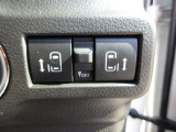 両側電動スライドドアのスイッチがあります。運転席に座ったままスライドドアの操作ができます。