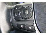 運転中に手を離さなくてもオーディオ操作や、マルチインフォメーションディスプレイ内の表示切替が出来るステアリングスイッチ付です。走行中に視線を逸らさず出来る手元操作は安全運転につながります。