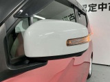 【ウィンカー付きドアミラー】ドアミラーは車幅の最も外側に位置するため、横や斜め後ろから接近する車両や歩行者にも方向指示が伝わりやすくなります。