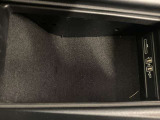 メモリー付きパワーシートが装備されている車両はシートの位置・ドアミラーの角度・ハンドルの位置を3名まで記憶出来ます。