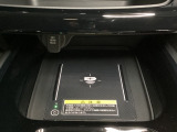 センターコンソールにはワイヤレス充電器を装備してます。Qi(チー)規格対応のスマートフォンなどを置くだけでワイヤレスで充電可能です。
