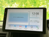 画面には時刻や各種メニューが見やすく表示され、タッチ操作で項目を選べる構成です。