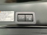 電動式バックドアです。 荷物を持ったままでもボタン一つで自動的に開け閉めできるので便利ですよ。 挟み込み防止機能も付いていますのでお子様の手や荷物を挟み込むのを防いでくれますよ。