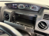 運転席前方の収納です。