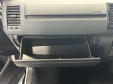 ちょっとしたところは収納ボックスにもなっています。車内はサイズも決まっているので、収納が少ないと思っているアナタ!ご安心ください。さまざまなところに収納が隠れているんです♪