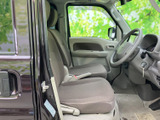 明るい色合いの室内に、落ち着いた色のシートがなじむ運転席まわりです。前方や左右の窓から視界を確保しやすく、座面や背もたれもゆったりとした形状。乗り降りの際にも室内の様子を確認できます。