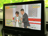 大きく見やすい画面で、番組映像や字幕などを確認できます。停車中に映像を楽しみたい場面にも活用でき、画面表示がはっきりしているため、車内での時間を快適に過ごせます。