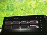 AM・FMやテレビ、Bluetooth、USBなどの選択項目が画面上に並び、使いたい音源を見つけやすい構成です。日々の移動中も、好みに合わせた音楽やラジオを選んで楽しめます。