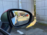 後側方の死角に入った車両をドアミラーのランプがドライバーに知らせます。