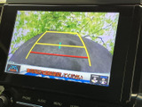 後方の様子を画面で確認でき、駐車時の周囲確認をサポートします。ガイド線も表示されるため、後退時に車両の向きや距離感を把握しやすく、毎日の駐車を心強く支えてくれます。