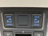 両側パワースライドドアを採用しており、運転席から簡単に開閉操作が可能です。駐車場や狭い場所でも扱いやすく、乗車時・降車時の負担を軽減します。