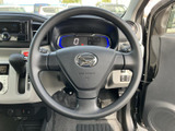 握りやすい形状のステアリングで、運転席からメーターや各種スイッチにも目を配りやすい配置です。毎日の移動で手に触れる部分がまとまり、落ち着いて運転に集中しやすい室内です。