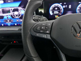設定したスピードを上限に自動で加減速をし、一定の車間距離を保つ事で長距離運転の疲労を軽減する【ACC】が装備。