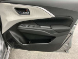 【運転席ドア】ドリンクホルダーと収納ポケットがあります。