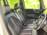 運転席と助手席はそれぞれゆったりとした形状で、身体を預けやすい印象です。大きな窓から外の様子を確認しやすく、落ち着いた色合いの室内で快適にお過ごしいただけます。