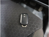 リモコンキーを取り出さなくてもエンジンのON/OFFやドアの開錠・施錠がスイッチ一つで行えるスマートキーです♪