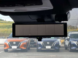 インテリジェント ルームミラーです。車両後方のカメラ映像をミラー面に映し出します。