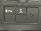 駐車時の確認を助けるスイッチや、走行状況に応じた機能のスイッチを手元に集約。表示が見やすく、必要な操作を把握しやすい運転席まわりです。