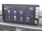 ナビゲーションは純正9インチメモリーナビ(LXM-242ZFNi)を装着しております。AM、FM、Bluetooth、フルセグTVがご使用いただけます。初めて訪れた場所でも安心ですね!