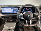 【ハンドル】ドライバーとBMW車の一体感がダイレクトに伝わるステアリングホイール。形状・太さへの拘りに加えて、操作性を高める為にスイッチ類も配置。クイックかつ安定のドライビングを体感下さい!