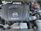 「SKYACTIV-G(ガソリン)」は、規格外の高圧縮を実現し、世界のエンジン技術者に驚きを与えました。さらに、それを維持したままノッキングの発生を抑え、熱効率を向上、走りにも寄与したエンジンです。
