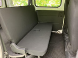 後席は窓から光が入り、落ち着いた色合いのシートでくつろぎやすい空間です。足元にもゆとりが感じられ、ご家族や同乗者との移動を快適に楽しめる室内となっています。