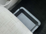 助手席シートの下に、便利な前後スライド式のアンダーボックスを装備。運転用の替え靴や、車内に常備したいこども用品、着がえた服などを収納できます