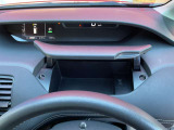 運転席の目の前にUSB充電ソケットがございます。