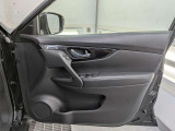 パワーウィンドウのスイッチですよ。運転席に居ながら窓を開け閉めのコントロールできます。