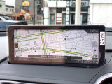 【8.8インチマツダコネクト】車内の雰囲気にマッチした大型のディスプレイ。スマホ接続でのナビ使用やBluetooth再生等、様々な機能が楽しめます。直感的なダイヤル操作が可能で、使い勝手も良好です。