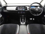 ◆インテリアパネル◆視界広々で非常に運転しやすくロングドライブでも疲れを感じさせないすっきりとまとまったインパネ周りです。